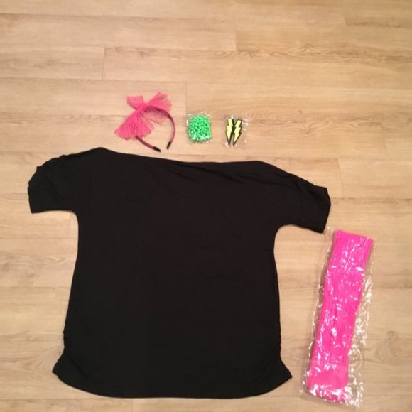 Women’s 80’s Inspired Halloween Costume - Lip Print T-Shirt - Picture 5 of 5